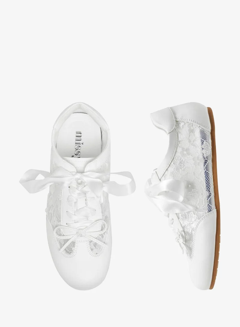 ميسي حذاء رياضي نسائي بكاحل برباط